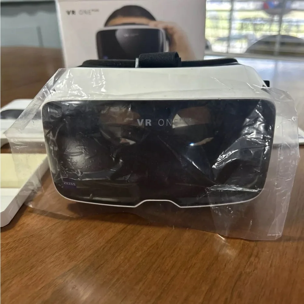 Black and White Smartphone VR Headset with Sleek Design